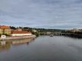 Karlsbron: floden Vltava (Moldau) och Manes-bron